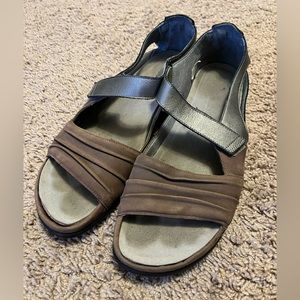Naot Papaki taupe and silver sandals, metallic leather and nubuck, size 9-9.5/40